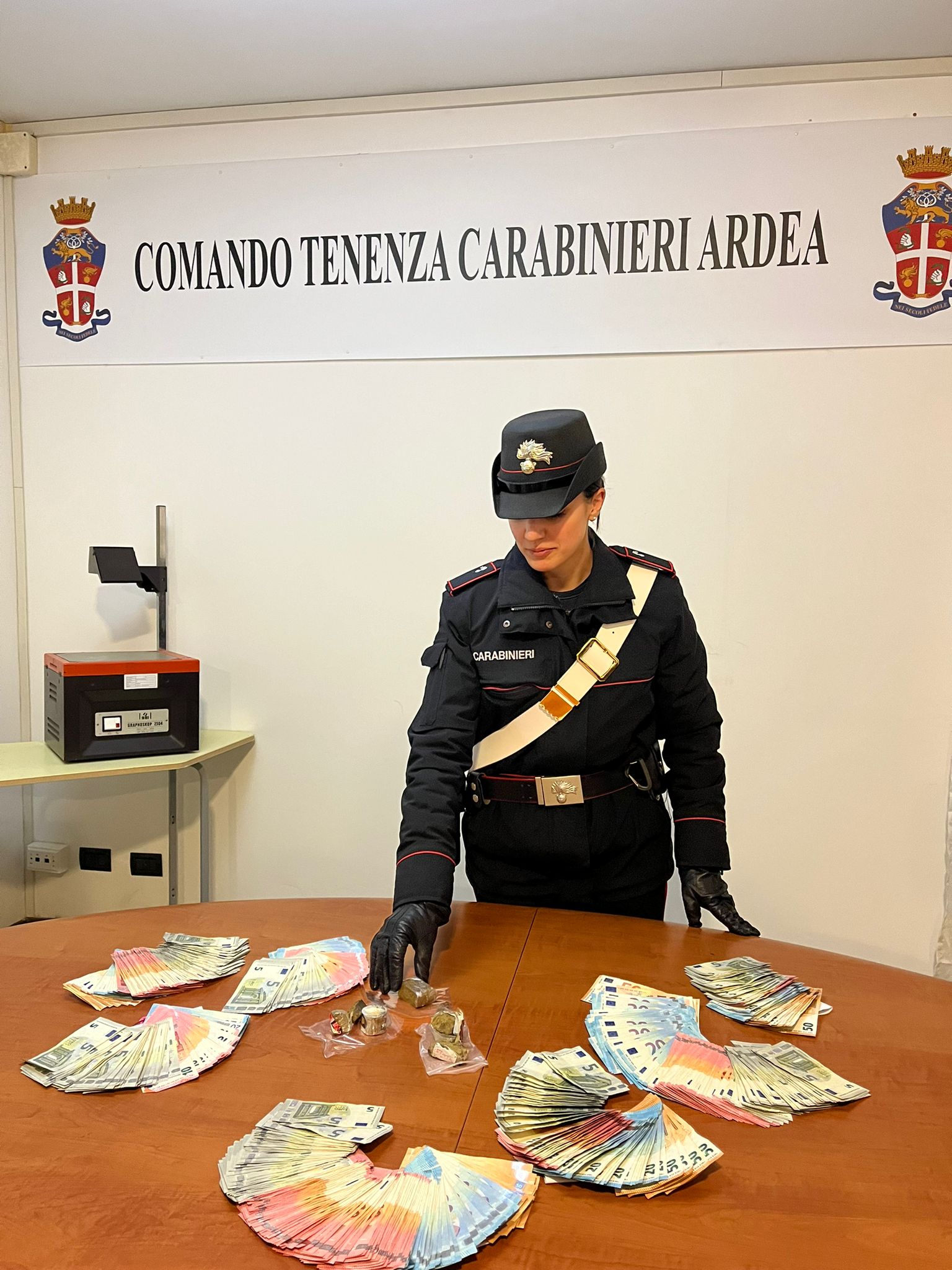 Hashish E Marijuana In Casa Ed Oltre 22mila Euro In Contanti. Arrestata ...